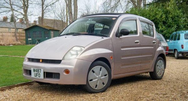 WiLL Vi е може би най-добрата извадка от множеството странни японски коли, които сме виждали през годините. Изненадващо, той идва от Toyota, компания, която не е известна с особено смел дизайн. Автомобилът бе част от усилията на Toyota да създаде продукти с марката WiLL, насочени към по-младите купувачи, в сътрудничество с Panasonic, Asahi Breweries и Kinki Nippon Tourist Company.


Гледайки го, едва ли има шокирани, че този дизайн не е приет особено добре. WiLL Vi е седан с четири врати, със задна част, която прилича на гърбица и прекалено стилизирани повърхности на каросерията. Toyota казва, че дизайнът е "неоретро" и симетричен. Не, просто е странен. Базиран на първо поколение Yaris, WiLL Vi е дълъг само 375 см, което го прави да изглежда още по-причудливо.

Иначе колата не беше толкова лоша. Трябва да се отбележи, че Toyota използва високо рециклируеми супер полимери за броните и таблото, които днес са опора в индустрията. Освен това звукоизолацията е направена от нарязани материали на излезли от употреба превозни средства, което допълнително подобрява екологичните качества на WiLL Vi.

След като влезете вътре, ви посрещна доста интересен дизайн. От Toyota са използвали кръгли форми, за да направят атмосферата по-игрива, като е имало голям акцент върху използваните материали и текстури. WiLL Vi не е луксозен, но интериорът оставя приятно впечатление. Toyota продава 16 000 бройки в двугодишното производство, което не е малко за автомобил, насочен само за местния пазар.